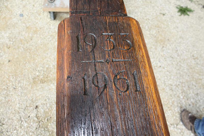 090417grubbuehlkreuz (01).jpg - Die Jahreszahlen am Sockel des Kreuzes...Durch viele nicht immer leichte Jahrzehnte begeleitet das Kreuz die Dorfer, war eine Station der früher gehaltenen Flurprozessionen an den Bitttagen oder an Christi Himmelfahrt.